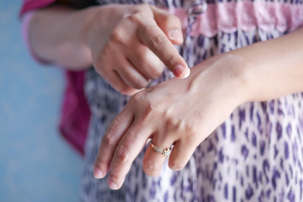 Un cafard a touché la main d'une femme